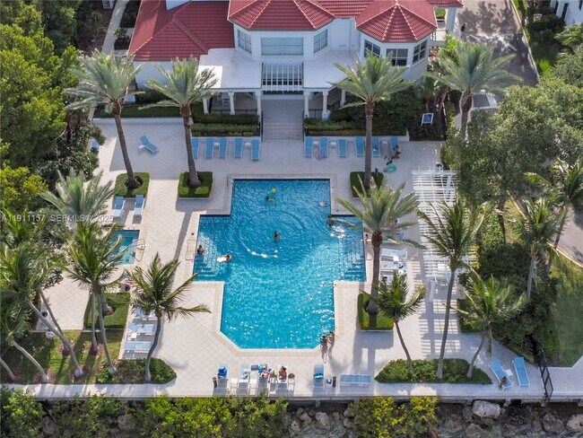 Building Photo - 3235 NE 184th St