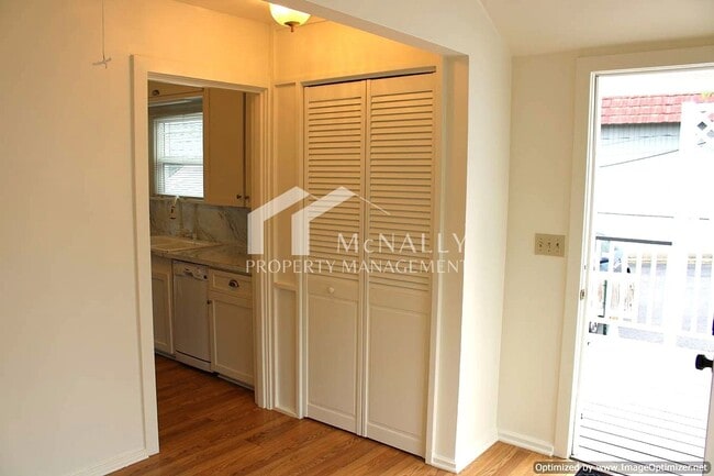 Building Photo - Bright 2 Bedroom 1 Bath Craftsman in Desir...