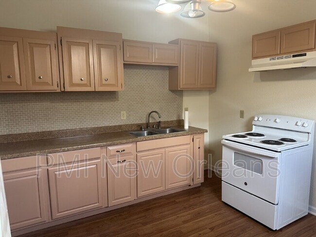 Building Photo - 2328 Mandeville St