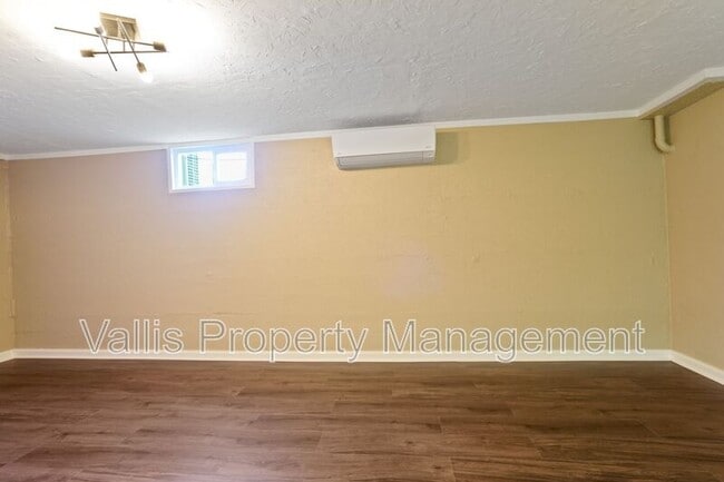 Building Photo - 1025 Terrace Dr NW