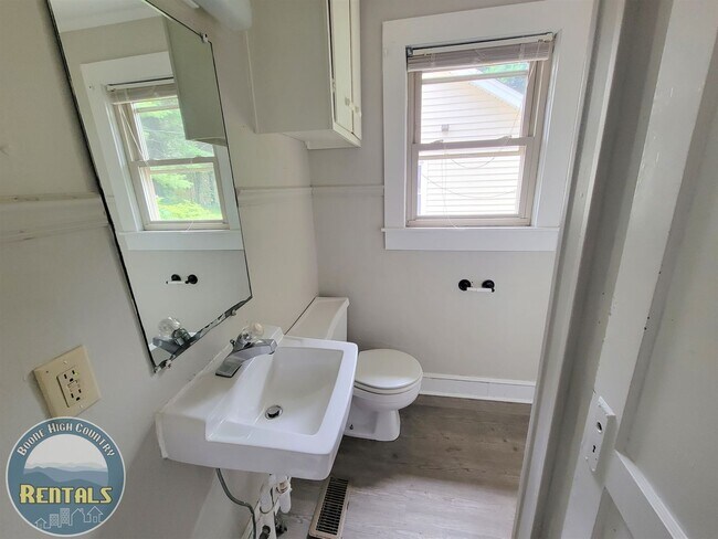 Building Photo - 3bd/2ba House On Faculty Street---Great Location!