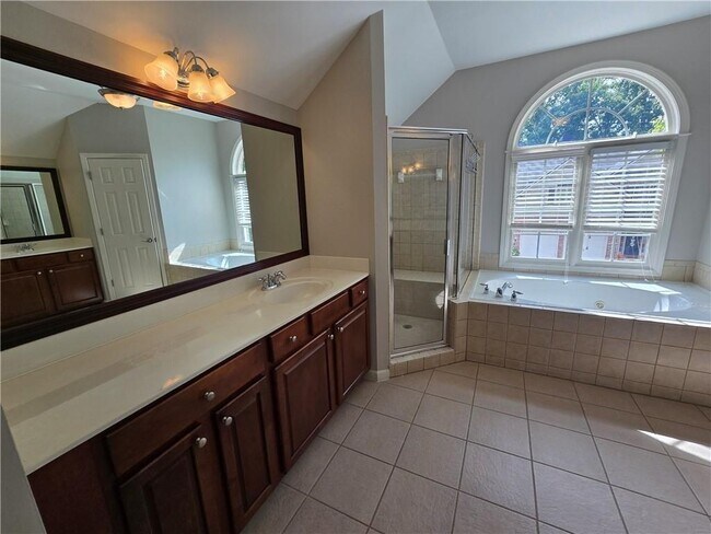Building Photo - 624 Maple Grove Way