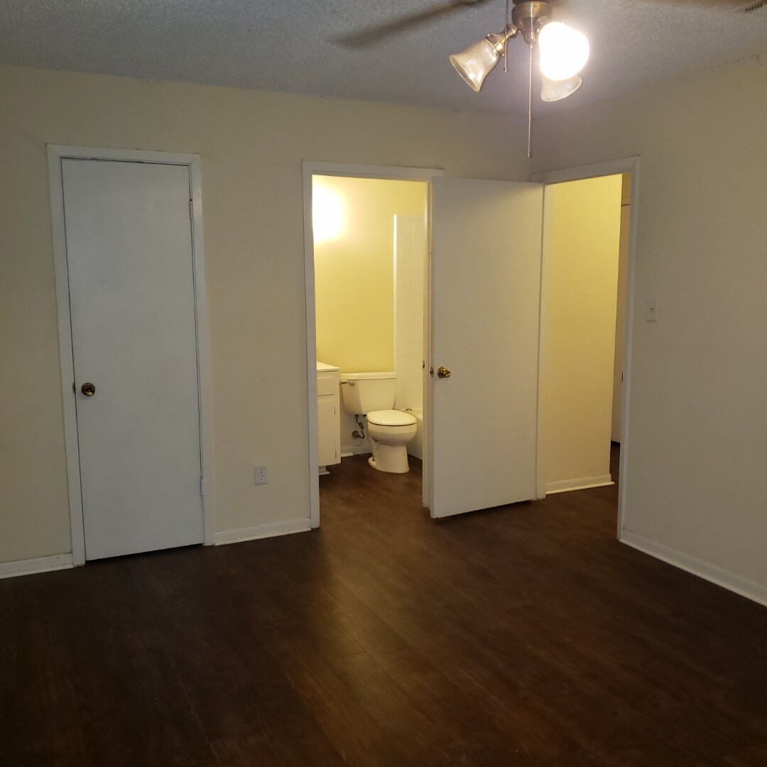 Building Photo - 2308 Lake W Dr