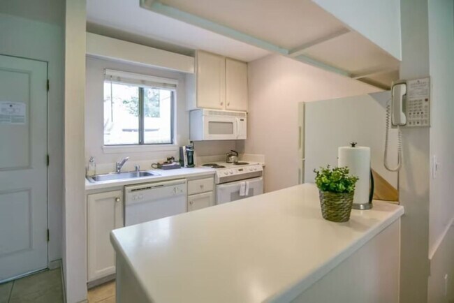 Building Photo - 668 Cottage Dr