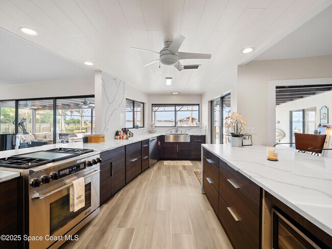 Building Photo - 165 Crispin St