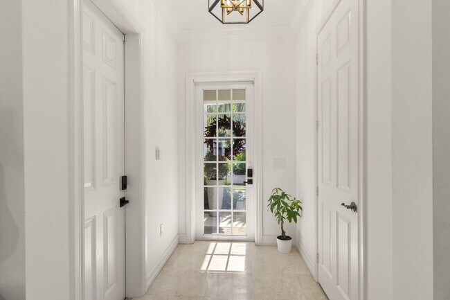 Building Photo - 505 SW 16th Ct