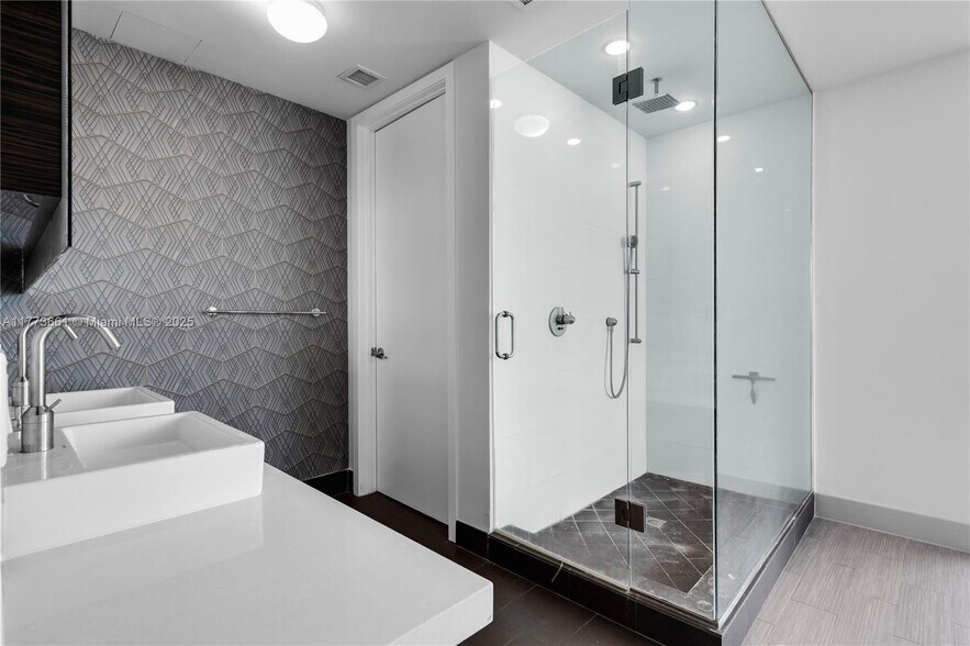 Building Photo - 1100 Biscayne Blvd