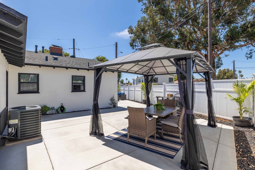 Building Photo - 1326 Corona St
