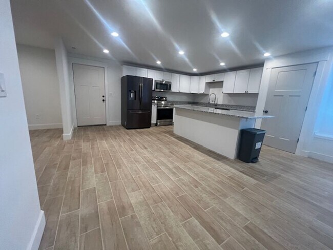 Building Photo - Spacious 3 Bed Downstairs Duplex