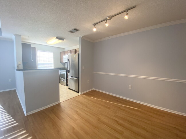 Building Photo - Updated One Bedroom Condo In The Reserve a...