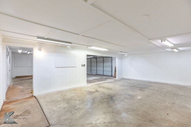 Building Photo - 3 bed, 1.5 bath, XL living room, XL garage...