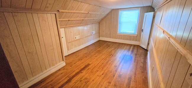 Building Photo - Beautifully Maintained Farm House