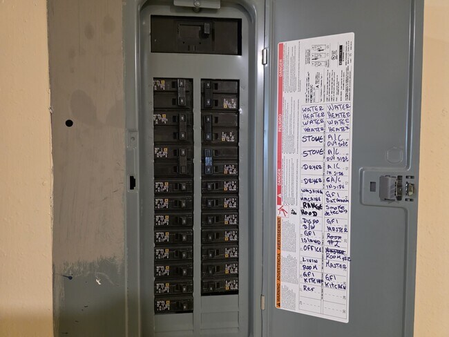 Building Photo - 522 E Davilla Ave