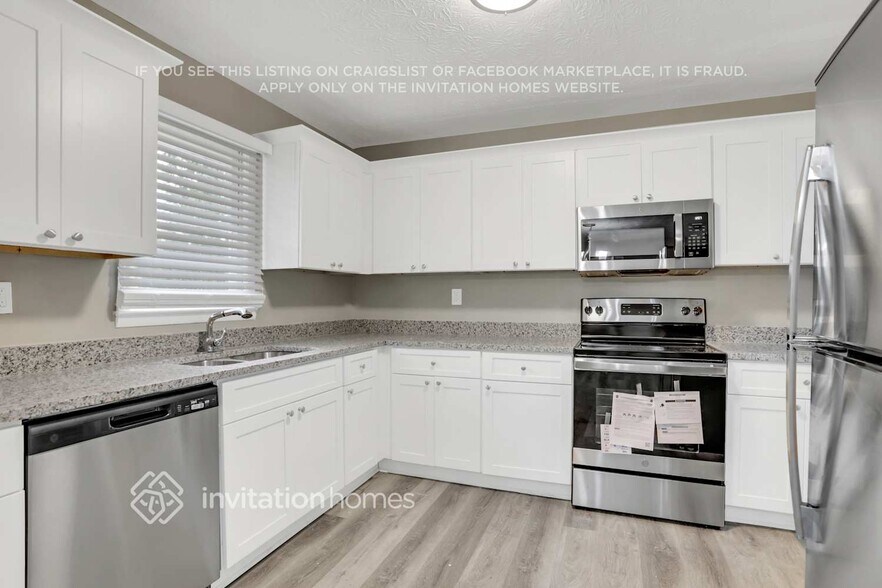 Building Photo - 3724 Manhattan Dr