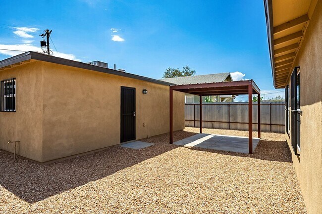 Building Photo - 615 S Santa Rita Ave