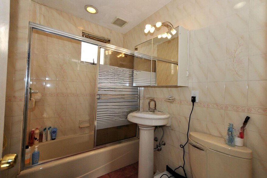 Building Photo - 215 Saint Paul St