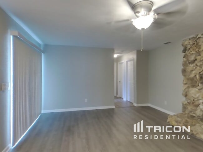 Building Photo - 528 Hamlet Dr