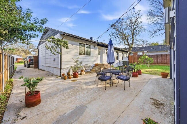 Building Photo - Charming 3/2/2 in Midway Hollow Coming Soon