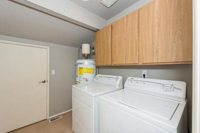 Building Photo - 3 bedroom in Bellevue WA 98007
