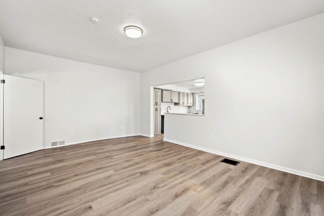Building Photo - Stunning 4 bedroom in McKees Rocks availab...