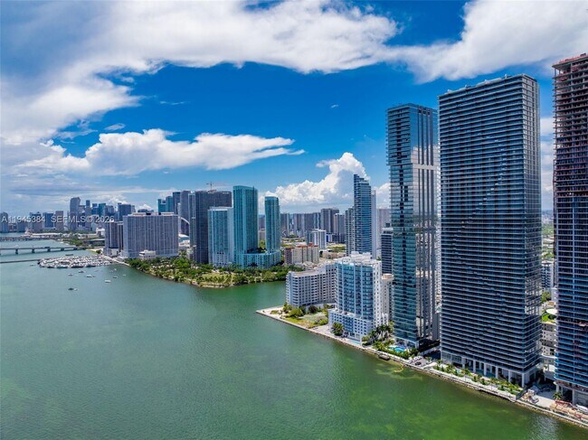 Building Photo - 700 NE 24th St