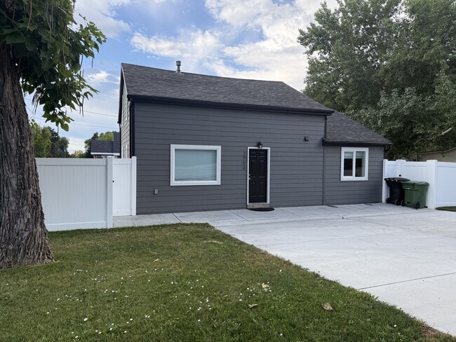 Primary Photo - 2704 Poly Dr