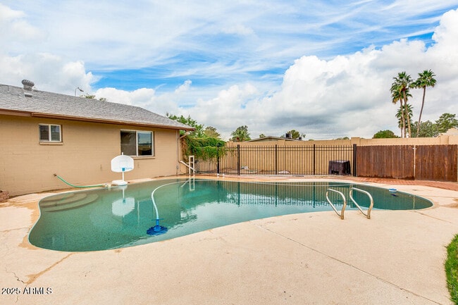 Building Photo - 1968 E Del Rio Dr