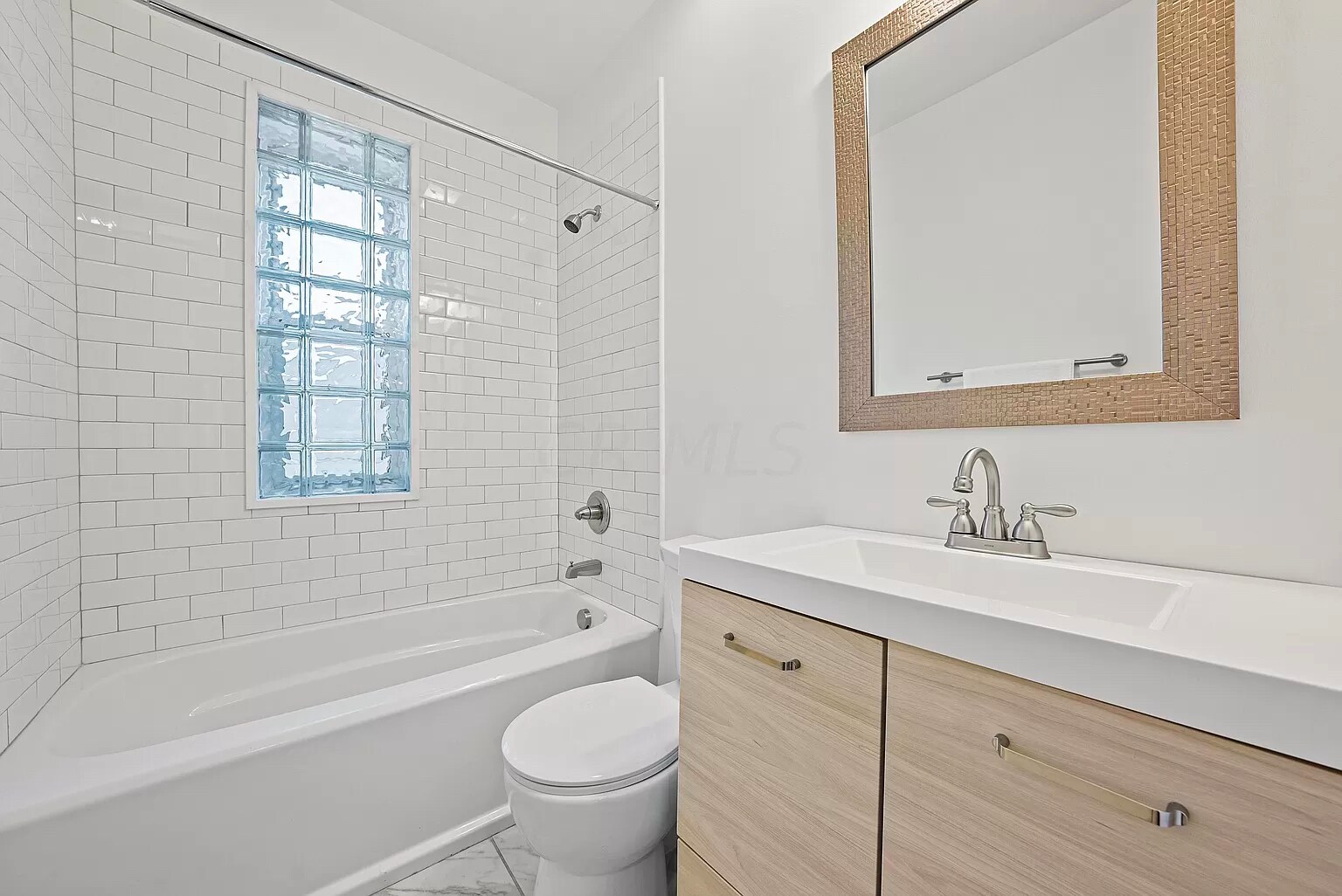 Building Photo - 854 Summit St