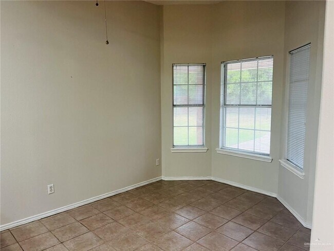 Building Photo - 1612 Merlin Dr