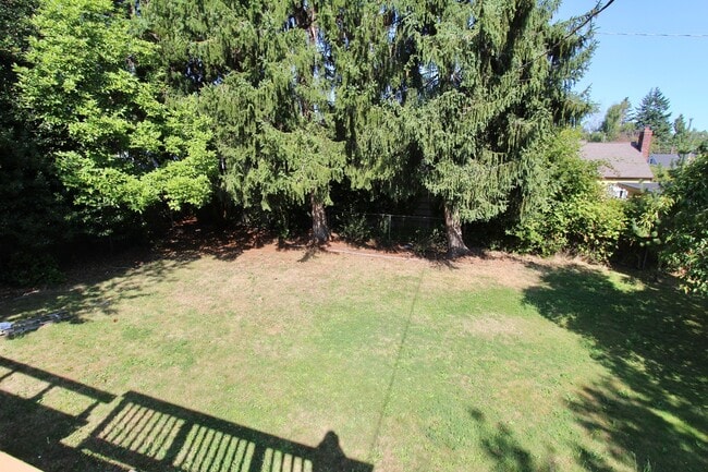 Building Photo - Spacious Wedgewood 3 bed/2 bath with fence...