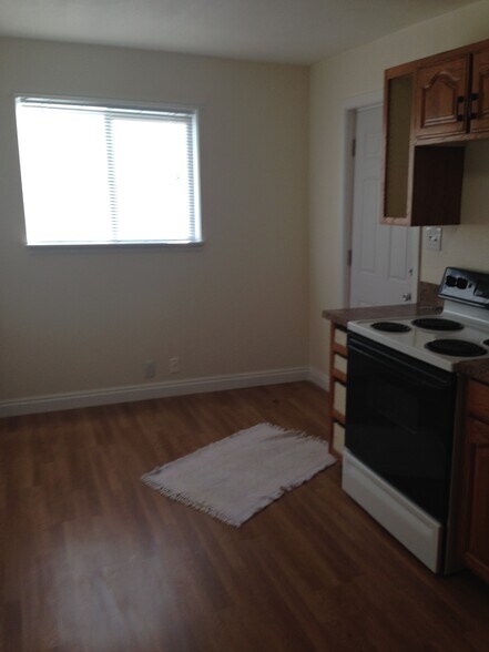 Building Photo - 935 Hayes N Ave