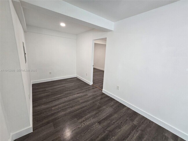 Building Photo - 1629 SW 6th St