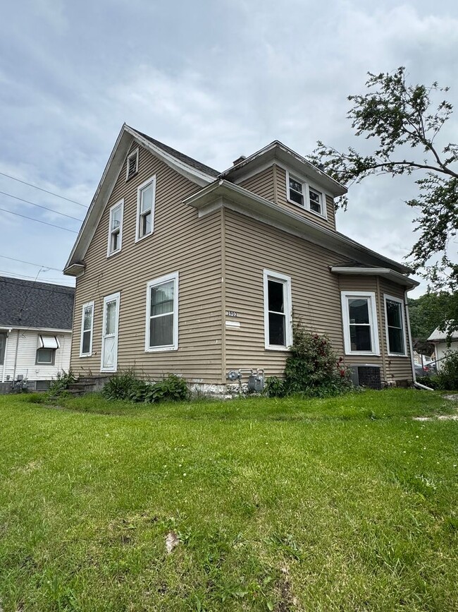 Primary Photo - 2 bedroom 1 bath home in Moline