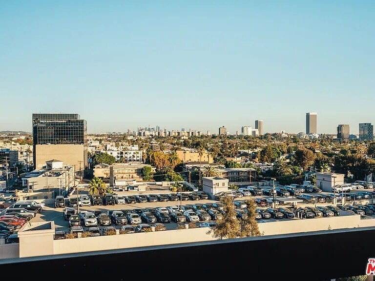 Building Photo - 321 S San Vicente Blvd