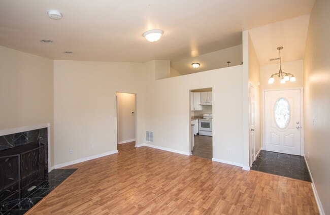 Building Photo - "Charming 3-Bedroom Retreat with 2 Full Ba...
