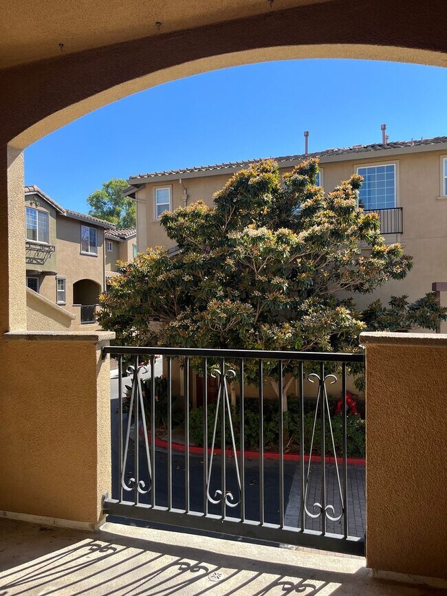 Building Photo - Stylish Willow Glen Townhome with Dual Master Suites, High Ceilings & Modern Upgrades!