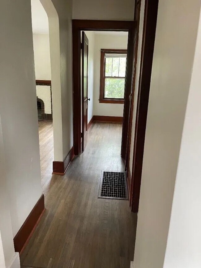 Building Photo - 610 S Loomis Ave