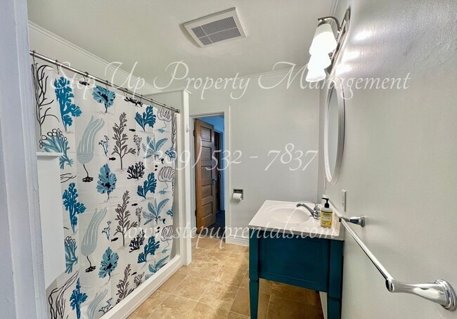 Building Photo - Cozy Downtown 2 Bedroom Bungalow in the He...