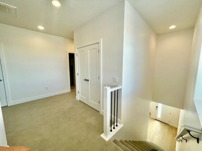 Building Photo - Beautiful Three Bedroom Townhome in Woodla...