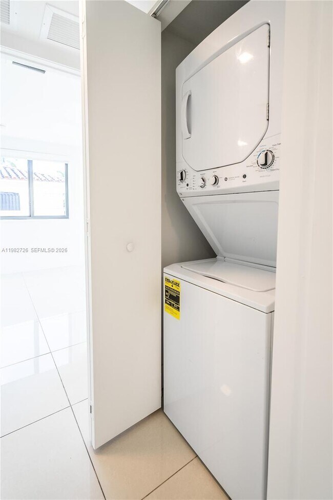 Building Photo - 1971 Bay Dr