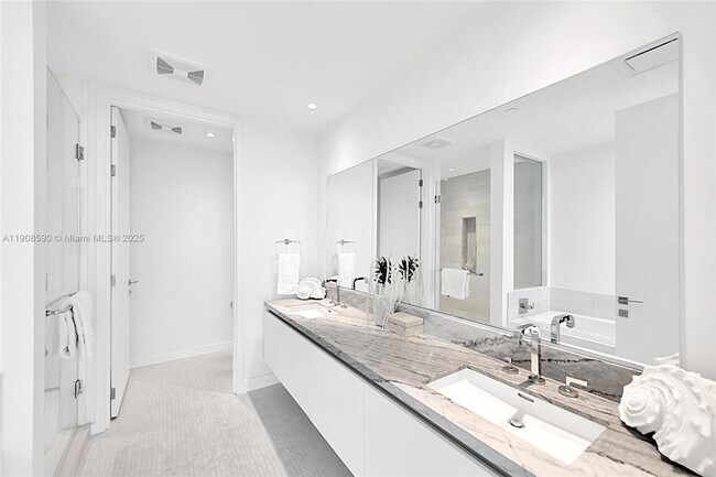 Building Photo - 700 NE 26th Terrace