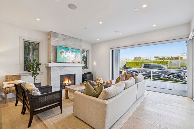 Building Photo - 503 L St