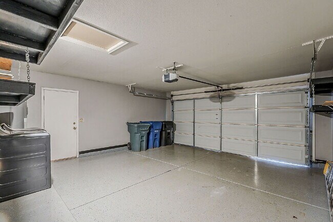 Building Photo - 841 N Hillridge
