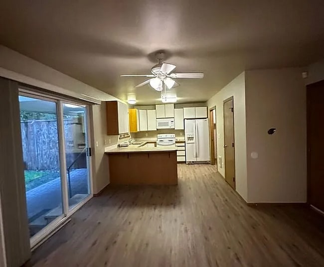 Building Photo - Nice 2 plus Bedroom 2 Bath Duplex in Puyallup!! Nice Location!!