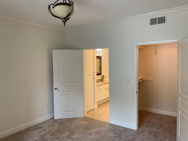 Building Photo - 2207 Watermarke Pl