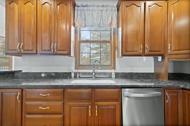 Building Photo - Silverton- Meticulous 4+ bedroom, 5ba, 2 car
