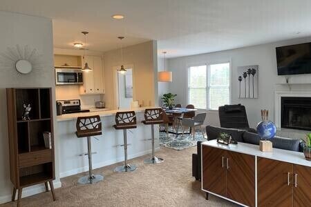 Building Photo - Fully Furnished!