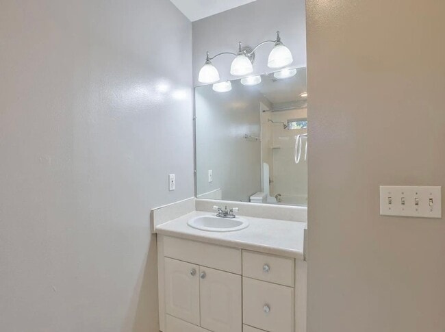 Building Photo - 4 Bed/3 Bath home located near Midtown!