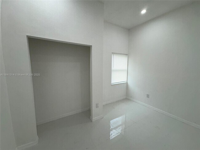 Building Photo - 13485 NE Jacksonville Rd
