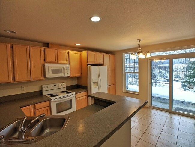 Building Photo - Townhouse, 2BD/1.5BA Condo, Radiant Heat Floors Incl Garage